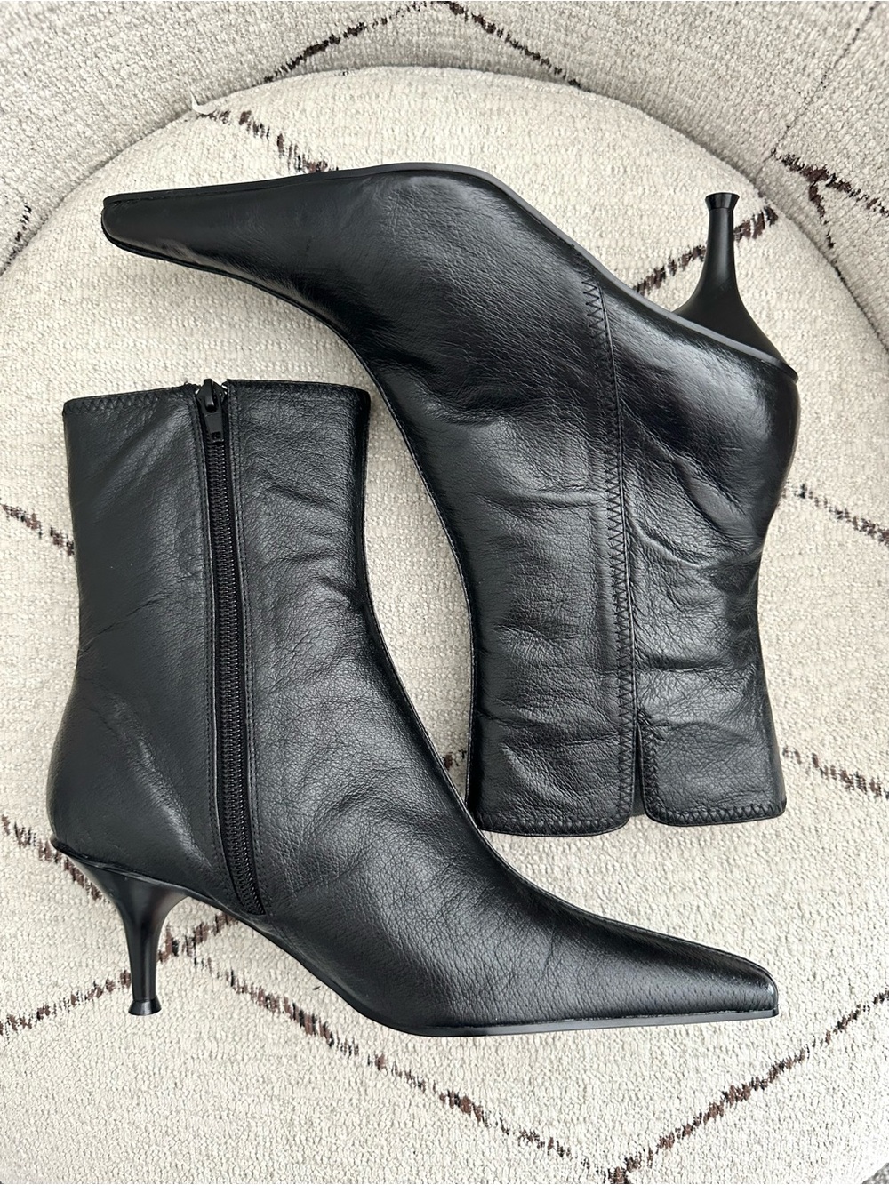 Newport News Black Leather Pointed Toe Ankle Boots Kitten Heel Side Zip Y2K 6M